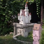 Декоративный замок в саду